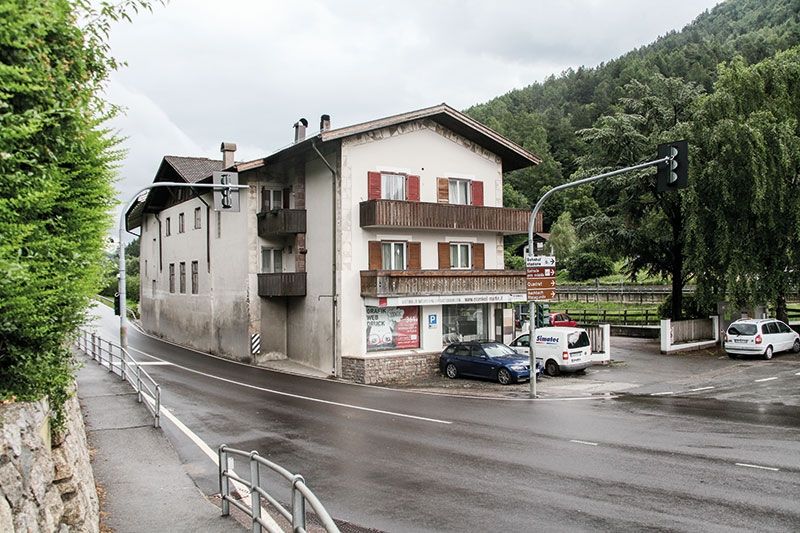 Der vordere Teil, der alte Felberwirt, kann abgebrochen werden, damit ein Kreisverkehr auf der Töll möglich sein kann