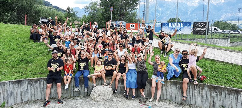 Meisterfeier mit Kind und Kegel am Schludernser Sportplatz