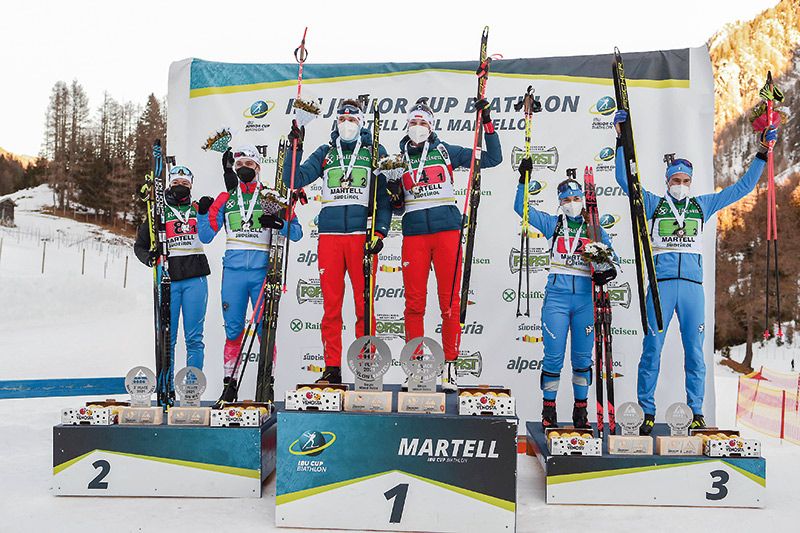 Am Podium die Sieger des single mixed relay