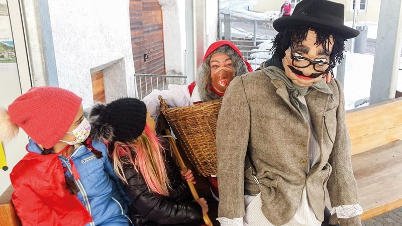 „Hagazussa“ (Gaby Obwegeser) und der „Korrnerkünstler Felix“ versuchen am „Unsinnigen Donnerstag“ in Personalunion zwei Stunden lang den Corona-Schweinehund in Schluderns einzufangen