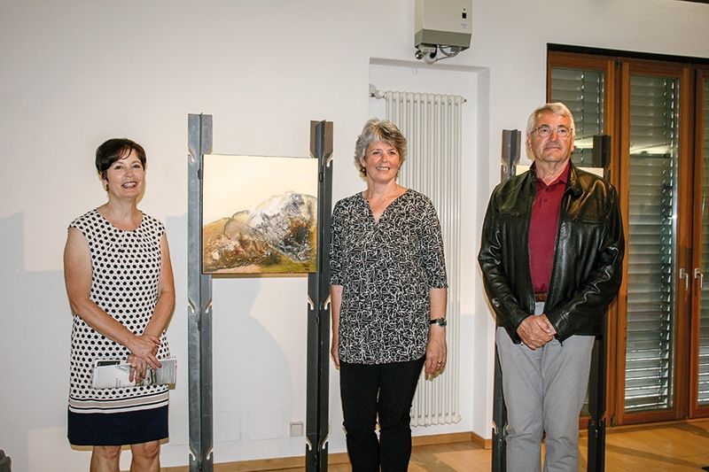 v.l.:  Künstlerin Irene Maria Stecher, Laudatorin Helene Dietl  Laganda und der frisch gekürte Präsident des Museum-Vereins Toni Patscheider