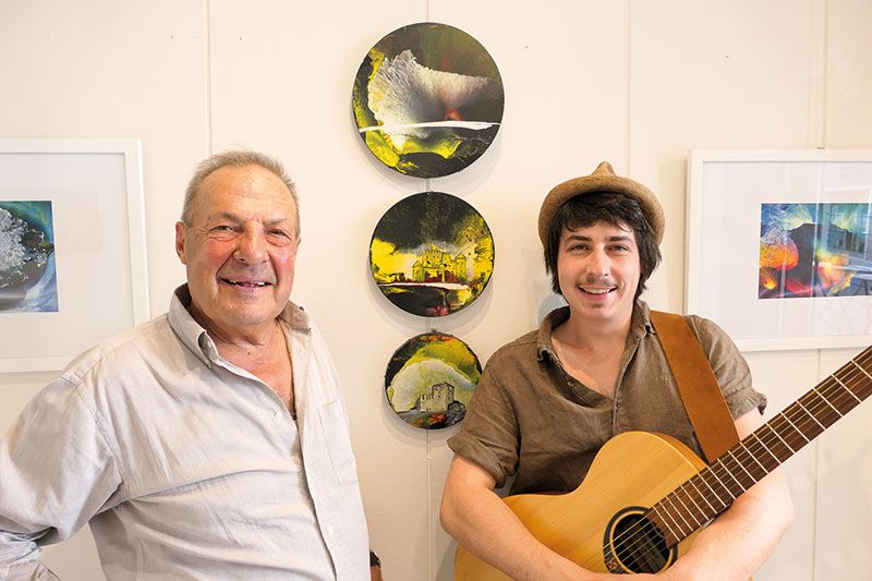 Der Hobbykünstler Gianfranco Bonora aus Laas zeigt bis 30. Juli im Schaufenster von Basis Vinschgau in der Fußgängerzone Schlanders seine Werke. Zur Eröffnung am 11. Juli spielte sein Enkel Robin Diana alias Robin´s Huat. Die Ausstellung ist am Dienstag (Nachmittag), Donnerstag und Freitag (Vormittag und Nachmittag) und Samstag (Vormittag) geöffnet
