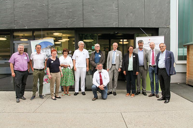 Große Freude über die Vereinbarung für das Pilotprojekt herrscht in den Kreisen der hohen Politik, inTaufers, im Südtiroler Sanitätsbetrieb und im Center de sandá in Sta. Maria im Val Müstair: Südtirol braucht Ärzte, das Center de sandá braucht Patienten