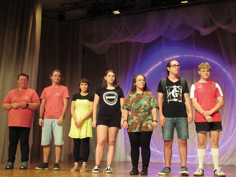 Vom 2. bis 10. September spielt das Jugendtheaters Vinschgau das Stück „Schlafenszeit“ von Matthias Gabl. V.l.: Nadja Senoner, Matthias Gabl, Denise Geneth, Leonie Seguella, Giulia Nasti, Lukas Fleischmann und Franz Mantinger.