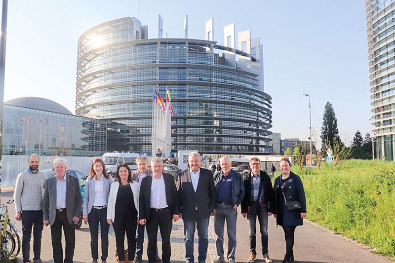 Die Vertreter der LAG Vinschgau vor dem EU-Parlament in Straßburg