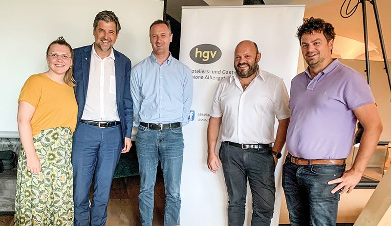 v. l.: Direktorin des Tourismusvereins Katharina Fritz, Landtagsabgeordneter Helmut Tauber, Bürgermeister Josef Thurner, HGV-Ortsobmann Klaus Pobitzer sowie Tourismusvereinspräsident Lukas Gerstl.