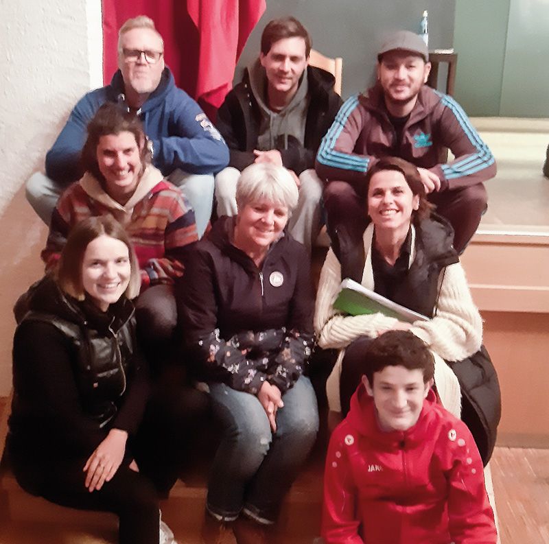 Haben alle einen Tick v. l.: Sara Fliri, Johanna Jörg, Joachim Moriggl, Notburga Peer, Jonas Thöni, Karin Federspiel, Mirko Kuenrath und Marian Fabi