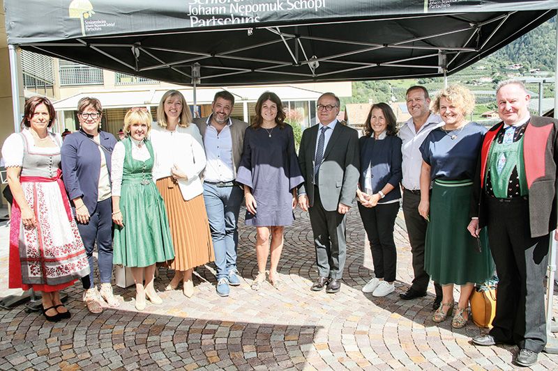 v. l: die ehemalige Sozialreferentin Evelyn Tappeiner, die amtierende Sozialreferentin Jasmin Ramoser, LRin Waltraud Deeg, die Präsidentin der Südtiroler Seniorenheime Martina Ladurner, Seniorenheimdirektor Jürgen Pircher, die Präsidentin des Seniorenheimes Naturns Claudia Seeber, Präsident Werner Braun, die Präsidentin des Seniorenheimes Schlanders Monika Wellenzohn, der Präsident des Seniorenheimes Latsch Alexander Janser, die Sozialreferentin der BZG Burggrafenamt Rosmarie Pamer und BM Alois Forcher