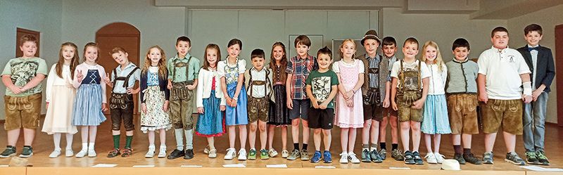 Die 20 Grundschüler:innen der 1.-5. Klasse bei ihrem Auftritt zu Schulende. Ihre Lehrerinnen Ilse Tschenett, Elisabeth Schönthaler (Klavier), Simonetta Trivellato, Christine Wallnöfer, Alexandra Tappeiner und Ulrike Telser hatten täglich musikalische Akzente gesetzt und wachsende Begeisterung und viele positive Effekte beobachtet. Foto: GS Tschengls