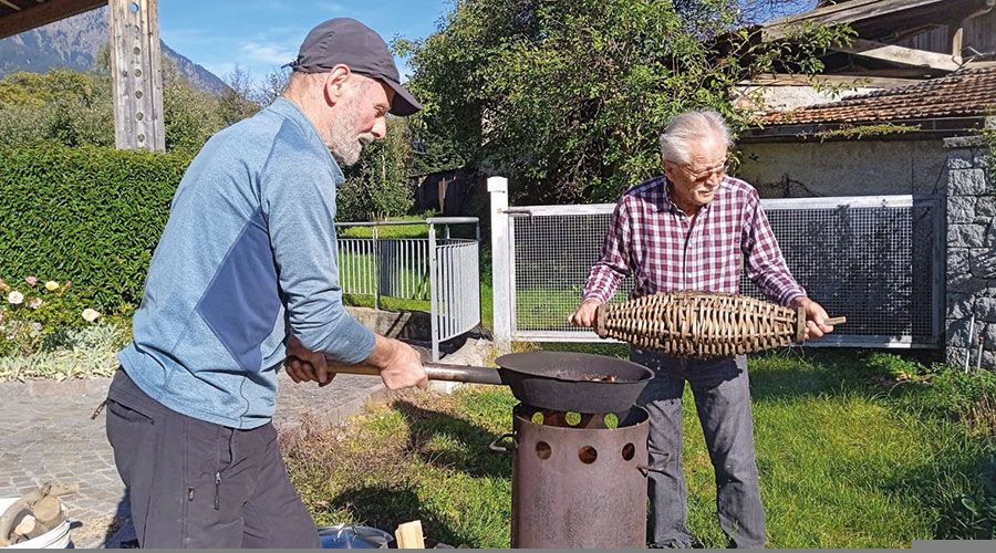 Elmar und Luis beim  Keschntbraten