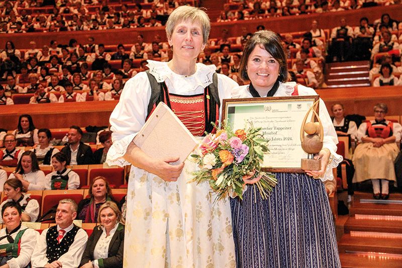 Landesbäuerin Antonia Egger mit der Bäuerin des Jahres Maria Forcher Tappeiner