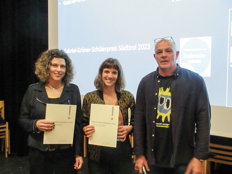 Nach der Begrüßung durch Michael Pinggera vom Bildungsausschuss Mals und den Grußworten von BM Josef Thurner wurden die Preise vergeben und die Arbeiten vorgestellt. GG-Stipendium oben v.l.: Helena Lea Manhartsberger, Nora Belghaus und Peter Grüner. GG-Schüler-Preise