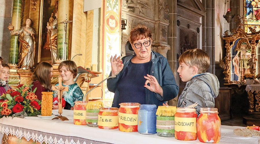Christl Stocker Perkmann bei der Inszenierung des Martinspiels in Schluderns