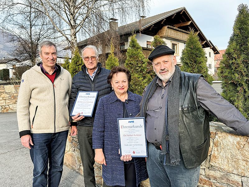 Ehrenurkunde für Hermann Schönthaler und Herbert Raffeiner. V. l.: Roland Wallnöfer, Hermann Schönthaler, Ilse Thoma, Herbert Raffeiner.