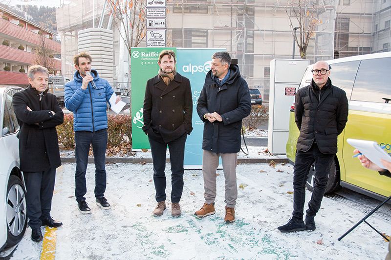 v. l.: Raika-Direktor Manfred Leimgruber, Leonhard Resch (Arche Wohnbau), BM Zeno Christanell, LR Daniel Alfreider und Gebhard Platter, Direktor von AlpsGo