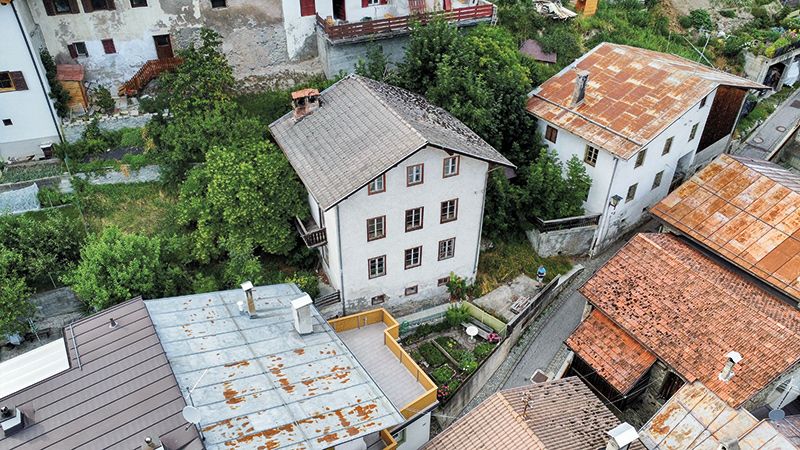 Das so genannte Hofer-Haus im Ortskern von Stilfs: Im Rahmen des Pnrr-Projekts von Stilfs wird das Wohngebäude instandgesetzt. Heute hat die Landesregierung die direkte Denkmalschutzbindung beschlossen. (Foto: LPA/Landesdenkmalamt)