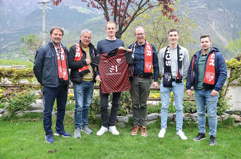 Sie präsentierten die neue Partnerschaft v. l.: Werner Kiem (Präsident ASV Latsch), Roman Schwienbacher (Präsident Tourismusverein Latsch-Martell), Felix Furtmeier (Marketing-Leiter FC Ingolstadt 04), David Stocker (Geschäftsführer Tourismusverein Latsch-Martell), Gemeindereferent Manuel Platzgummer und Viva:Latsch-Betriebsleiter Simon Schatzer.