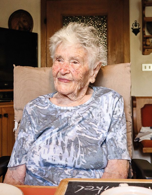Maria Anna Patscheider Staffler, genannt Marianna, Jg. 1924, Goldrain. Sie freut sich, ihren runden Geburtstag mit ihren acht Kindern, den Schwiegerkindern, den 22 Enkeln, den 14 Urenkeln und den drei Ur Ur Enkeln feiern zu können.