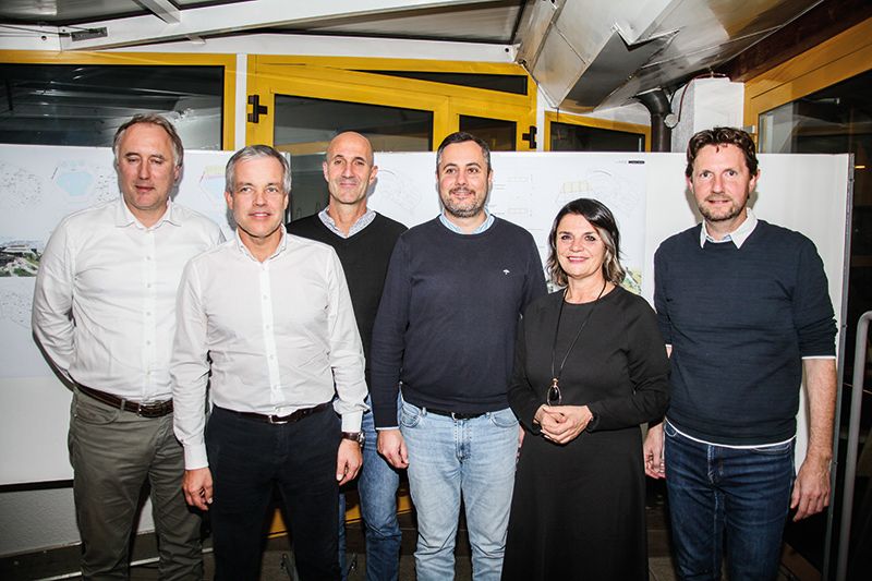 v. l.: Architekt Alexander Burger, Dr. Alexander Angerer, der Direktor der Tourismusgenossenschaft Uli Stampfer, der Präsident der Kultur & Freizeit GmbH Benjamin Peer, die Referentin Astrid Pichler und BM Zeno Christanell: die Erlebnistherme Naturns ist das einzige Thermalbad Südtirols