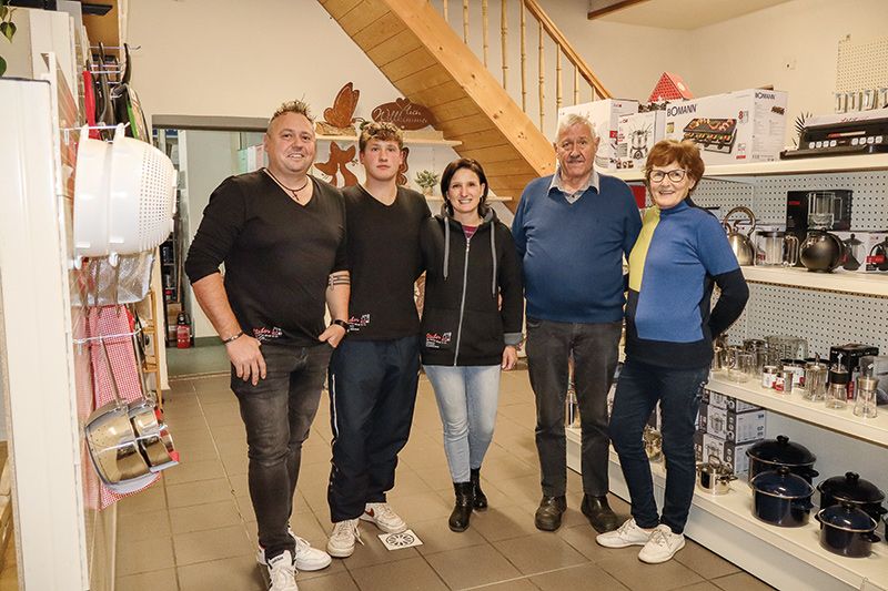 Die Familie Stecher eröffnet ein Geschäft für Haushaltswaren v. l. Elmar, Noel, Astrid, Hans und Hannelore Stecher
