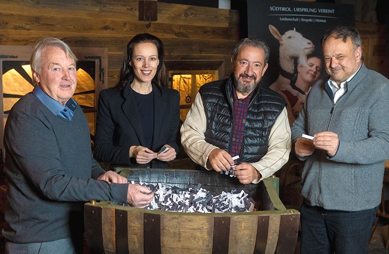 Josef Dariz, Obmann vom „Bäuerlichen Notstandsfonds“; Cellina von Mannstein, der Spezialbier-Brauerei FORST; Heiner Feuer, Präsident von „Südtirol hilft“ und Ulrich Gamper, BM von Algund.