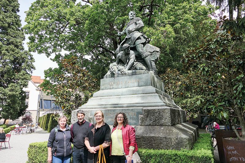 Vor dem Denkmal von Benedikt Fontana in Chur v. l.: Brigitte Schönthaler (BA Laas), Heinrich Lechthaler (BA Kortsch), Gudrun Warger und Ingeborg Nollet vom Bildungsauschuss Schlanders.