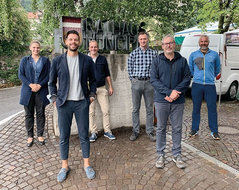 v. l.: Johann Zwick (hds-Ortsobmann), Harald Schuster (hds Ortsgruppe Mals und hds BZA), Karin Meister (Bezirksleiterin), Dietmar Spechtenhauser (Bezirkspräsident), BM Josef Thurner, Referent Andreas Pobitzer