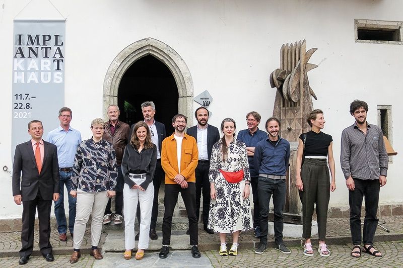 Gruppenbild bei der Ausstellungseröffnung am Samstag, den 10. Juli. Hintere Reihe v.l.: Michael Rainer, BM Karl Josef Rainer, Alexander Zoeggeler, LR Philipp Achammer, Thomas Rainer, vordere Reihe v.l.: Benjamin Santer, Elisa Horrer (sie spielte bei der Eröffnung auf dem Fagott), Judith Neunhäuserer, Stefan Alber, Irene Hopfgartner, Wolfgang Nöckler, Barbara Gamper, Alexander Wierer (es fehlt Leander Schönweger).