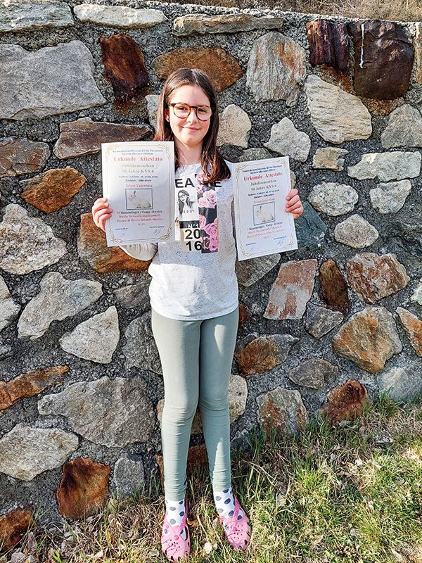 Kaninchenzüchterin Valentina Telser mit den Auszeichnungen