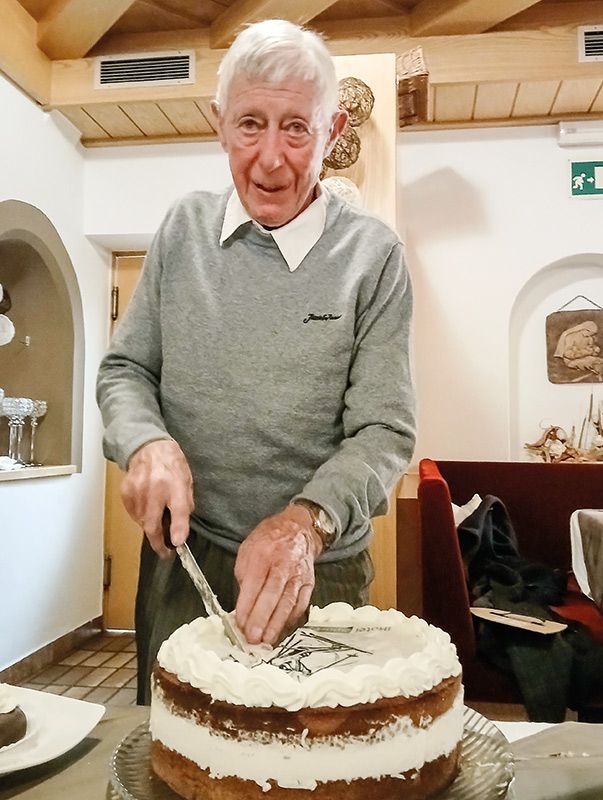 Den rüstigen Suldner Holzschnitzer Robert, der auf jedem Wochenmarkt mit seinem Standl anzutreffen ist und dort seine kunstvoll gestalteten Holzschnitzereien zur Schau stellt.