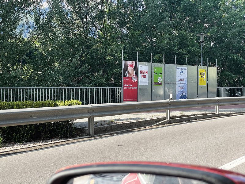 Plakate in Kastelbell: Der Ball wird noch flach gehalten