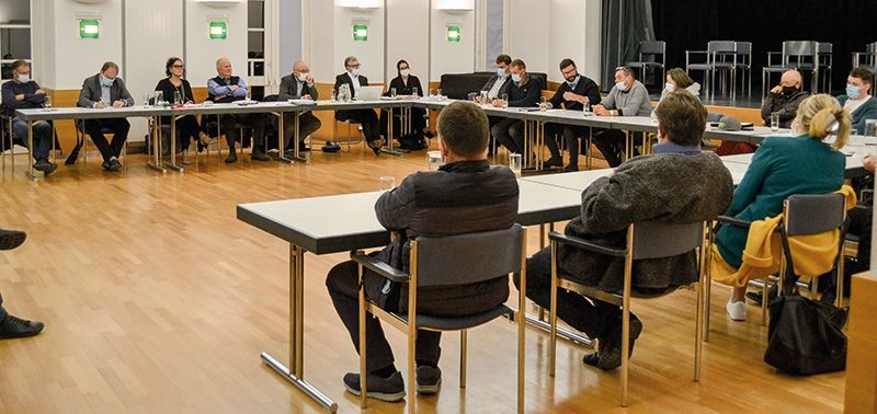 Ein Teil des Laaser Gemeinderates, Bürgermeisterin Verena Tröger und Sekretariatspersonal bei der Sitzung am 9.10.20