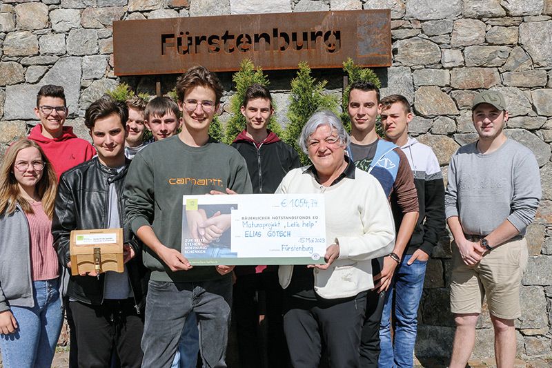 Elias Götsch hat mit den Mitschülern der Fürstenburg in Burgeis den Spenden-schenk in der Höhe von 1.057,74 Euro an Gertraud Gemassmer (BNF) übergeben.