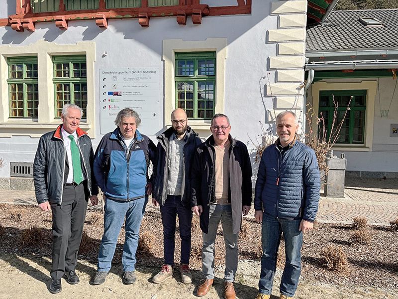 Im Bild v. l. Werner Platzer – Sprecher der Raiffeisenkassen im Vinschgau; Friedl Sapelza, Peter Luis Thaler und Gustav Tschenett von der Genossenschaft für Weiterbildung und Regionalentwicklung (GWR) mit Karlheinz Kuntner, Obmann Raika Prad-Taufers
