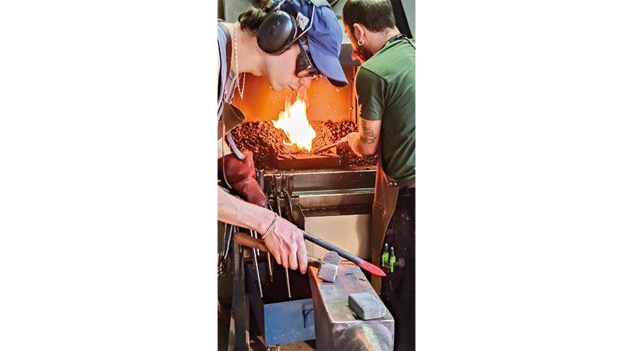 Die Schüler:innen stellen ihre Marmorwerkzeuge teilweise selbst in der hauseigenen Schmiede her