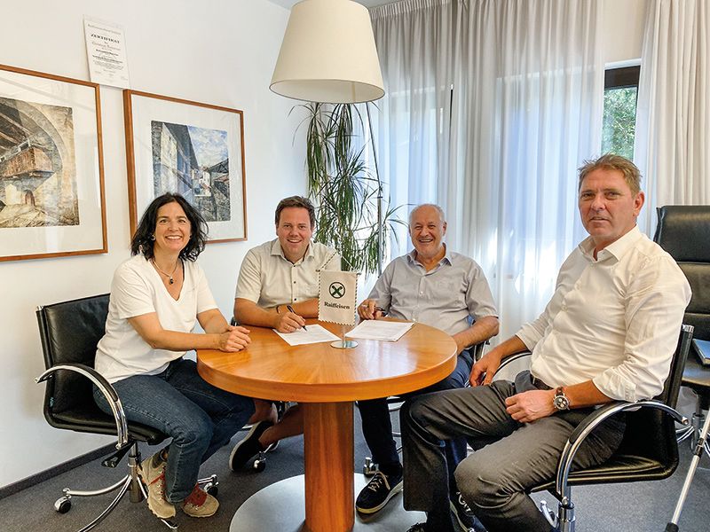 v. l.: Geschäftsführerin Tourismusverein Karin Thaler, Präsident Tourismusverein Philip Ganthaler, Obmann Raiffeisenkasse Christian Ungerer, Geschäftsführer Raiffeisenkasse Christoph Ladurner