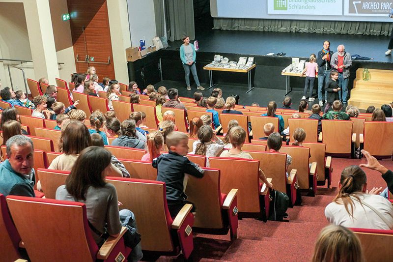 Am 27. September wurden im Kulturhaus Schlanders die Sommerlesepreise vergeben. Ganz vorne v.l. Christine Niedermair, Susanne Hofer und Günther Vanzo.