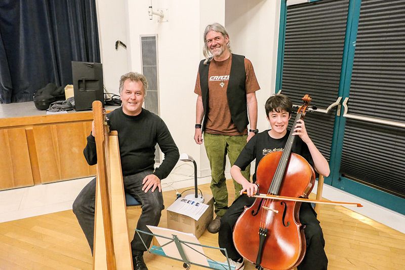 Roman Altstätter (Bildmitte) erzählte über seine Wanderung zu Fuß von Kortsch zum Matterhorn. Zu stimmungsvollen Bildern erklang Musik von Gernot Niederfriniger auf der Harfe und von Nils Altstätter am Cello. 