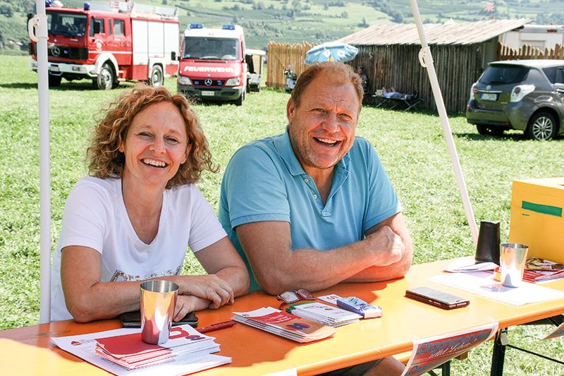 Gustav Kofler (rechts) informierte die Besucher:innen der Ritterspiele in Schluderns über den Verein; links: Gabriele Morandell