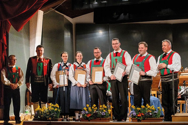 Bezirksobmann Florian Müller nahm die Ehrungen für langgediente Mitglieder vor v. l.: Kapellmeister Alois Kuntner, Florian Müller, Jana Fliri, Elisa Theiner, Werner Punt, Thomas Wegmann, Johannes Grass und Obmann Florian Punt
