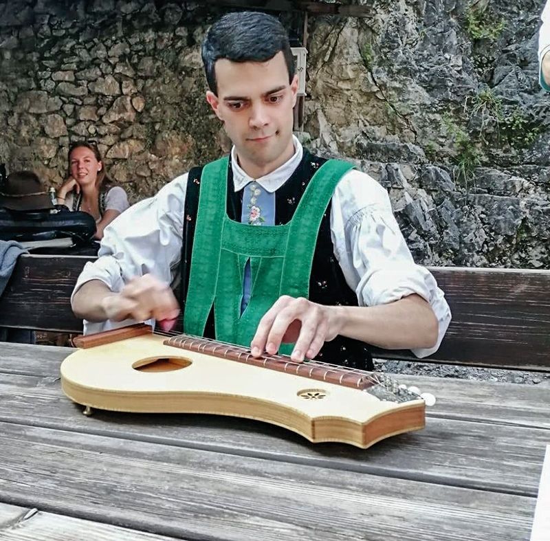Xaver - hier ganz traditionell in Tracht und mit „Raffele“