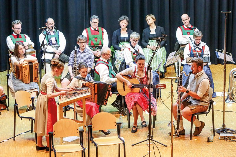 Die Vinschger Musikgruppen, die Sängerinnen und Sänger servierten den Zuhörerinnen und Zuhörern einen Ohrenschmaus im Saal und kurz darauf im Hörfunk von RAI Südtirol