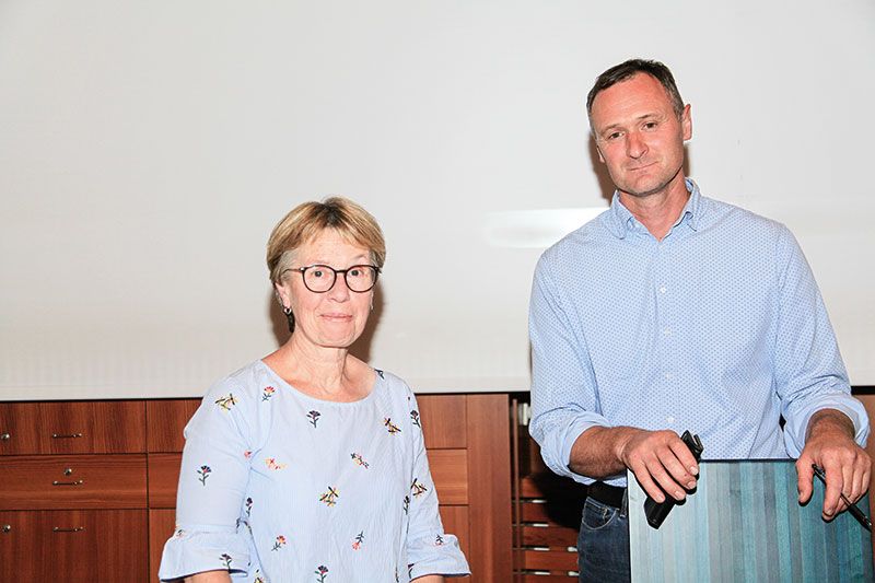 Haben trotz des „Bozner Wahnsinns“ den Humor nicht verloren - Generalsekretärin Monika Platzgummer und BM Josef Thurner