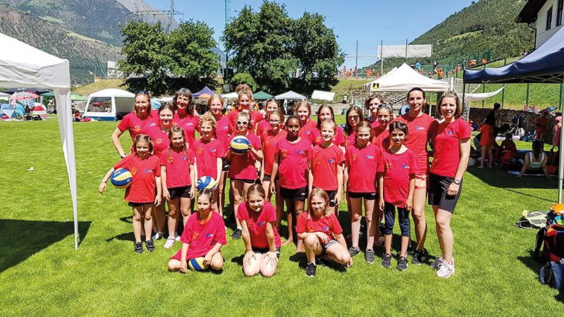 die Volleyballmädchen im ASV Mals mit ihrem Trainer- und Betreuerteam