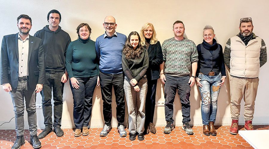 Die Arbeitsgruppe: v. l. Aaron Pircher, hds-Bezirksleiter Vinschgau, Cristian Lechner, BASIS Vinschgau, Bürgermeisterin Christine Kaaserer, Thomas Schuster, Eisdiele Ortler, Karin Gluderer, Agnes Wielander, Hotel Goldene Rose, Hannes Götsch, BASIS Vinschgau, Melanie Längerer, Tourismusverein Schlanders-Laas und Manuel Trojer.