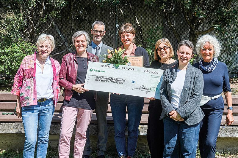 (v. l. n. r.): Martina Schullian, Marion Maier, Roland Furgler, Preisträgerin Agitu-Förderpreis 2023 Elisabeth Prugger, Monika Gross, Alessandra Piccoli, Susanne Elsen