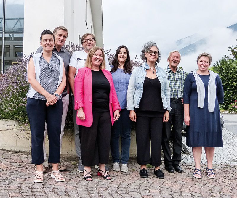 Das Organisationsteam v. l.: Claudia Pircher-Bibliothek Franz-Tumler Laas; Raimund Rechenmacher-Verein Vinschger Bibliotheken; Ludwig Fabi-Bezirksservice Bildungsausschüsse Vinschgau; Katrin Klotz-Südtiroler Künstlerbund; Anna Alber- Öffentlichkeitsarbeit; Verena Tröger-Bürgermeisterin der Gemeinde Laas; Wilfried Stimpfl-Initiator und Kulturmensch; Brigitte Schönthaler-Vorsitzende Bildungsausschuss Laas