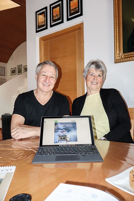 Wolfgang Thöni und Helene Dietl Laganda haben für die Raiffeisenkasse Obervinschgau - koordiniert von Gerhard Stecher - einen wertvollen Kalender gestaltet.