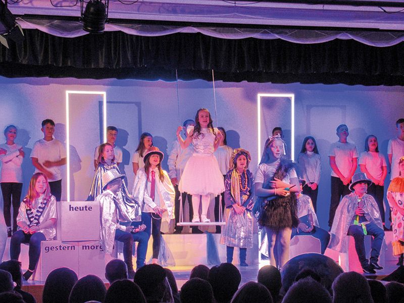 Lebendig, fröhlich und unterhaltend war das Musical „Der kleine Tag“, gespielt von der Grundschule Schlanders, frei nach Wolfram Eicke, Hans Niehaus und Rolf Zuckowski
