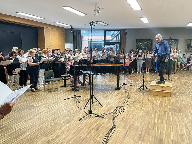 Referent Norbert Carlen mit Sängerinnen und Sängern in der Aula Magna der Fürstenburg Die Stimmbildungswoche, organisiert vom Südtiroler Chorverband, war sehr gut besucht.
